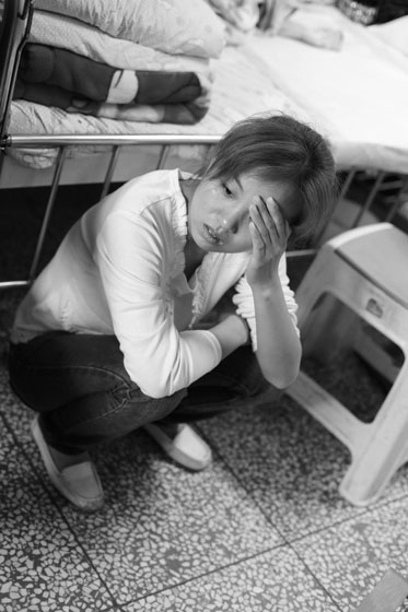 女兒熟睡之后，媽媽總會(huì)一個(gè)人想很多，女兒的病情、巨額的醫(yī)療費(fèi)用時(shí)刻充斥著她的大腦，年輕的媽媽在這種情境下變得憔悴了很多，她不知道小彬嫻什么時(shí)候會(huì)好起來，帶著她穿梭在小公園里看著她稚嫩的笑。
