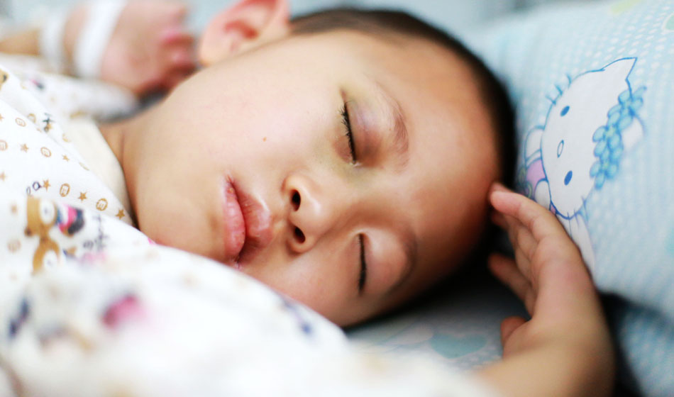 小彬嫻眼部、嘴部、脖子等出血點(diǎn)致使她無法吃硬東西，不小心劃破一下對(duì)她就是最大的損失，每個(gè)人都在保護(hù)著她，包括幼小的她自己。