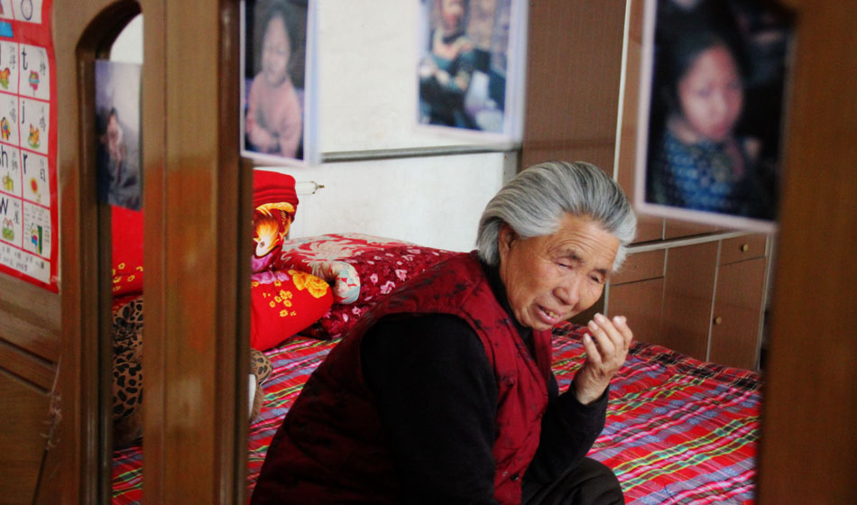 小彬嫻80歲的老奶奶每天在家祈禱小彬嫻早日回來?！袄夏棠套钣H”這是小彬嫻對(duì)“誰最親”這個(gè)問題最多的回答，小彬嫻和老奶奶就像是一對(duì)好朋友，兩個(gè)人在一起總是歡聲笑語。而現(xiàn)在，老奶奶每天看著鏡子前的小彬嫻的照片就會(huì)淚流滿面。
