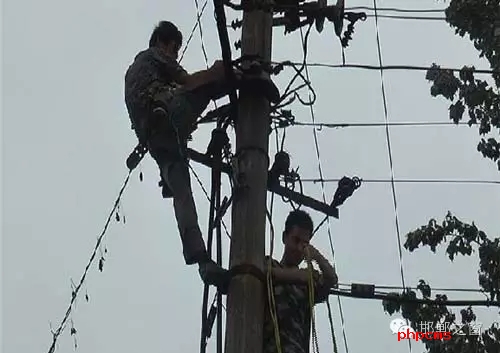 8月8日下午，邯臨路與高鐵橋交匯處北行200米燕莊村一名電工被困在電線桿上，急需救援。接到報警的邯鄲消防華澤路中隊立即趕赴現場，消防官兵到達現場后，經了解得知，該男子是一名電工，在電線桿上作業(yè)時不慎被電擊傷，意識清醒，但其右腿和右臂無法用力，導致無法從電線桿上下來。消防官兵經過半個小時的緊張營救，最終將被困男子成功救下，并由現場120醫(yī)務人員送往醫(yī)院進行救治。