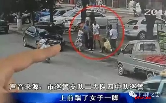 8月5日，市巡警支隊二大隊四中隊巡警在水廠路上巡邏時，突然一名神色慌張的男子攔下了警車，男子向巡警說他的愛人被打了。巡警立即查看情況，發(fā)現一名約30歲的女子手捂腹部倒在便道上，巡警立即撥打了110和120。經了解得知，受傷女子于某某已懷有兩個月身孕，于某某的丈夫與男子有經濟糾紛，當天男子找于某某的丈夫要錢，結果起了爭執(zhí)。巡警從醫(yī)院了解到于某某不幸流產。