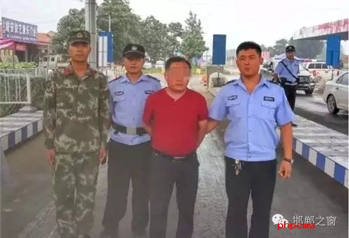 8月8日13時許，邯鄲大名李茂堤警務站民警，在一輛南樂開往龍王廟的公共汽車上，查獲一名無身份證男子。該男子自稱是龍王廟鎮(zhèn)人，在民警詢問下又改口稱是孫甘店鄉(xiāng)人，閃爍其詞、神色慌張。經調查該男子叫朱某。于7月7日，在大名縣人民法院判決的一起民間借貸糾紛案中，犯罪嫌疑人朱某拒不履行法院判決。7月13日，大名縣公安局依法將該朱上網追逃。