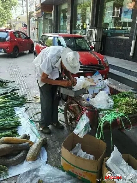 網(wǎng)友爆料：八十三歲，本該在家頤養(yǎng)天年，然而在光明大街水院路口卻有一位爺爺在酷暑烈日當(dāng)下賣菜和葡萄，如果有住在附近的小伙伴們，如果你正好想買菜，買葡萄，不妨去看看。