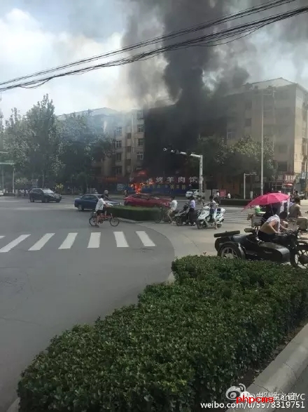 網(wǎng)友爆料：8月11日，邯鄲中華南大街和學(xué)院北路交叉口東南角，一飯店起火，消防官兵接警后緊急救援，目前起火原因不明。大家一定要注意用電用煤氣安全。