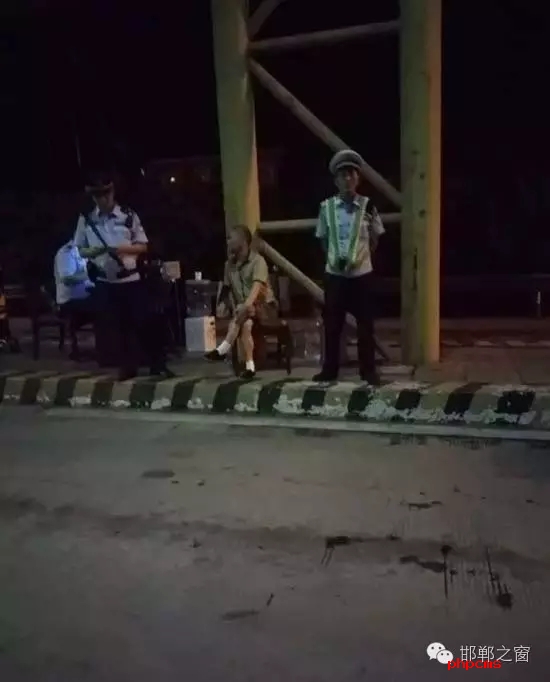 8月9日晚，磁縣交警大隊林坦中隊民警在執(zhí)行勤務(wù)中，對一輛小型普通客車進(jìn)行例行檢查，該車司乘人員三人，其中兩名乘坐人員神情恍惚，非?？梢?，民警認(rèn)真核對每名人員信息，經(jīng)網(wǎng)上對比查詢，系統(tǒng)提示陳某某具有吸毒史。執(zhí)勤民警立即對該車進(jìn)行全面徹查，并對該車三名司乘人員做了尿檢，檢驗結(jié)果兩名乘坐人員為陽性。最終，經(jīng)過細(xì)致盤問，周某某、陳某某對其吸毒事情供認(rèn)不諱。