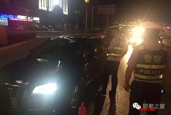 為保證奧運期間有一個良好的道路交通環(huán)境，針對疲勞駕駛、酒后駕駛等違法行為，邯鄲交警六大隊組織開展集中整治酒駕、醉駕專項行動。8月10日，交警六大隊出動警力130余名，出動警車15輛，設(shè)置執(zhí)勤卡點17處，從20時起至23時，在大隊轄區(qū)內(nèi)查獲了18個“酒鬼”以及涉牌涉證違法行為21起。當(dāng)晚，在中華大街水廠路口，有一輛車為了逃避檢查，還試圖倒車逃跑。