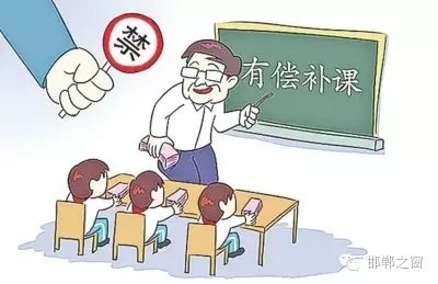 8月10日，記者接到家長舉報，稱邯鄲市七色光水文小學(xué)未開學(xué)，卻接到了學(xué)校補課通知。記者聯(lián)系了校方，該校負(fù)責(zé)人表示將立即停止補課，并將收取的費用退還家長。