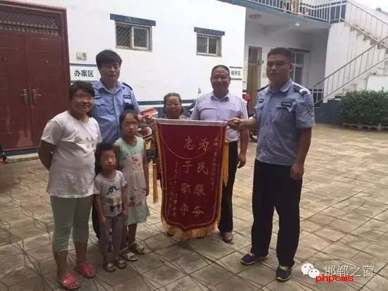 8月份，雞澤縣局店上派出所在開展入戶訪查工作中了解到，2011年，浮東三村村民孟某與外地女子唐某（云南省昭通市人）結(jié)婚，戶口沒有遷移，因是二婚，妻子唐某帶有的三個孩子也跟隨孟某生活，三個孩子均沒有戶口。不幸的是，其妻子唐某在2015年年底因車禍死亡，三個孩子無法取得醫(yī)學證明，就一直未能申報戶口。民警在獲悉此情況后，主動上門對這3個無戶口孩子進行入戶調(diào)查，經(jīng)過一周的緊張工作，雞澤縣局店上派出所會同縣局戶政股為這3個孩子解決了戶口問題，最終將3個孩子的戶口頁交到孟某手中。