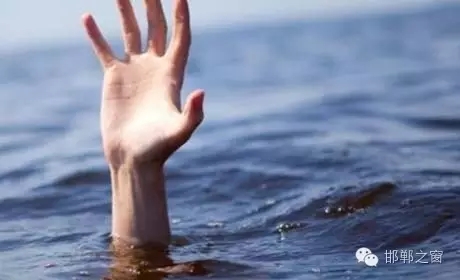 8月11日下午4點左右，邯鄲臨漳縣油房村村主任程艮生像往常一樣在自己負責的區(qū)域巡查，在快要接近漳河時，程艮生發(fā)現(xiàn)不遠處有兩個人在水里撲騰。程艮生用盡全力將兩人救上岸。“兩個孩子才十八九歲，正值大好年華?！被貞浧甬敃r情形，程艮生依然心有余悸。